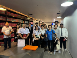 คณะผู้เยี่ยมชมถ่ายภาพร่วมกันกับบรรณารักษ์