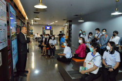 บรรณารักษ์หอสมุด กล่าวต้อนรับคณะอาจารย์ นิสิต และเจ้าหน้าที่โครงการปริญญาโท สาขาวิทยาการคอมพิวเตอร์ ภาคพิเศษ คณะวิทยาศาสตร์ มหาวิทยาลัยเกษตรศาสตร์