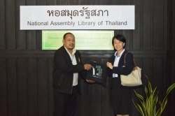 ตัวแทนจากผู้เยี่ยมชมมอบของที่ระลึกให้กับหอสมุดรัฐสภา โดยมีบรรณารักษ์เป็นตัวแทนรับมอบ