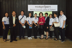 คณะอาจารย์ นิสิต และเจ้าหน้าที่โครงการปริญญาโท สาขาวิทยาการคอมพิวเตอร์ ภาคพิเศษ คณะวิทยาศาสตร์ มหาวิทยาลัยเกษตรศาสตร์ถ่ายภาพเป็นที่ระลึก บริเวณด้านหน้าหอสมุดรัฐสภา