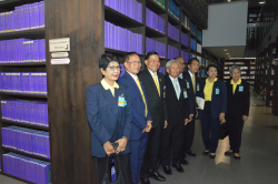 พลตำรวจเอก ชัชวาลย์ สุขสมจิตร์ สมาชิกวุฒิสภา และคณะสมาคมชาวกรุงศรีอยุธยา จังหวัดพระนครศรีอยุธยา ถ่ายภาพบริเวณรายงานการประชุมวุฒิสภา