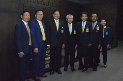 พลตำรวจเอก ชัชวาลย์ สุขสมจิตร์ สมาชิกวุฒิสภา และคณะสมาคมชาวกรุงศรีอยุธยา จังหวัดพระนครศรีอยุธยาถ่ายภาพบริเวณชั้น 9 ลอย