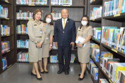 พลเอก สิงห์ศึก สิงห์ไพร และเจ้าหน้าที่สำนักงานเลขาธิการวุฒิสภา ถ่ายภาพเป็นที่ระลึก
