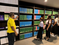 บรรณารักษ์นำชมเกี่ยวกับสารสนเทศของหอสมุดรัฐสภา ประเภทรายงานการประชุมวุฒิสภา