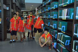คณะผู้เข้าร่วมโครงการพัฒนาผู้นำนักประชาธิปไตยสำหรับเยาวชนด้วยกระบวนการลูกเสือ ถ่ายภาพเป็นที่ระลึก  
