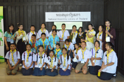 คณะผู้เข้าร่วมโครงการพัฒนาผู้นำนักประชาธิปไตยสำหรับเยาวชนด้วยกระบวนการลูกเสือ ถ่ายภาพบริเวณหน้าหอสมุดรัฐสภา (1)