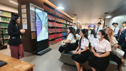 บรรณารักษ์หอสมุด กล่าวต้อนรับคณะนักศึกษาฝึกงาน สำนักงานเลขาธิการวุฒิสภา