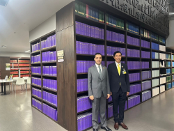 ทูตจากสถานเอกอัครราชทูตโปรตุเกส และพลเอก วีรัณ ฉันทศาสตร์ สมาชิกวุฒิสภา ถ่ายภาพเป็นที่ระลึกร่วมกันบริเวณรายงานการประชุมวุฒิสภา