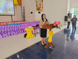นางสาวกนกพร พิริยวุฒิกรอุดม ผู้อำนวยการโรงเรียน กล่าวเปิดกิจกรรมหอสมุดรัฐสภาเคลื่อนที่เพื่อเยาวชน (NALT for Youth)