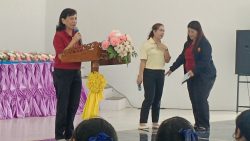 นางศิริพร โหตรภวานนท์ ผู้บังคับบัญชากลุ่มงานห้องสมุด กล่าวแนะนำคณะวิทยากรจัดกิจกรรมหอสมุดรัฐสภาเคลื่อนที่เพื่อเยาวชน (NALT for Youth)