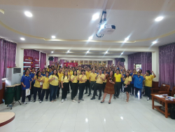 คณะวิทยากรหอสมุดรัฐสภา ครูและนักเรียนโรงเรียนวัดสันติการามวิทยา ถ่ายภาพที่ระลึกร่วมกัน