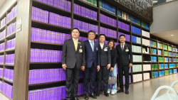 นายมังกร ศรีเจริญกูล สมาชิกวุฒิสภา และนายภาควัต ศรีสุรพล สมาชิกสภาผู้แทนราษฎร และคณะ ถ่ายภาพเป็นที่ระลึก