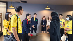 บรรณารักษ์หอสมุดกล่าวต้อนรับคณะกรรมการตรวจประเมิน สำนักงานสีเขียว (Green Office)