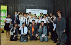 คณะเยี่ยมชมหอสมุดรัฐสภาถ่ายภาพเป็นที่ระลึกบริเวณด้านหน้าหอสมุดรัฐสภา