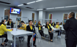 บรรณารักษ์หอสมุดกล่าวต้อนรับ ดร.ศิริวรรณ บุตรราช รองประธานศูนย์พัฒนาการเมืองภาคพลเมือง สถาบันพระปกเกล้าฯ และคณะ