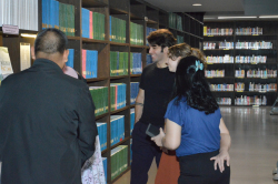 บรรณารักษ์หอสมุด นำชมทรัพยากรสารสนเทศ ประเภทรายงานการประชุมของวุฒิสภา