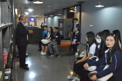บรรณารักษ์กล่าวต้อนรับ คณะเครือข่ายเยาวชน SEED Thailand ภายใต้มูลนิธินักศึกษาสถาบันพระปกเกล้าเพื่อสังคม