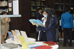 ผู้เยี่ยมชมให้ความสนใจรายงานการประชุมสภาผู้แทนราษฎร ครั้งที่ 1