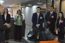 บรรณารักษ์กล่าวต้อนรับรองศาสตราจารย์ ดร. เอกพร รักความสุข อดีตสมาชิกสภาผู้แทนราษฎร และคณะ