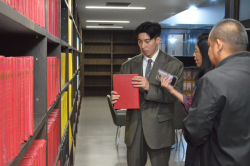 ผู้เยี่ยมชมให้ความสนใจรายงานการประชุมสภาผู้แทนราษฎร