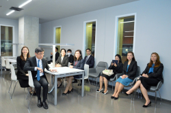 บรรณารักษ์หอสมุดกล่าวต้อนรับคณะผู้เข้าร่วมรับการอบรมหลักสูตรผู้พิพากษาหัวหน้าศาล รุ่นที่ 25 ของสถาบันพัฒนาข้าราชการฝ่ายยุติธรรม