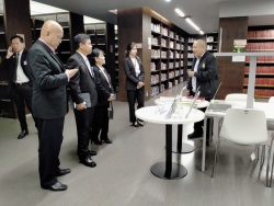 บรรยากาศระหว่างการเยี่ยมชมหอสมุดรัฐสภาบริเวณชั้นวางรายงานการประชุมสภาผู้แทนราษฎร ครั้งที่ 1