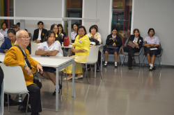 บรรณารักษ์หอสมุดกล่าวต้อนรับคณะเครือข่ายผู้นำประชาธิปไตย