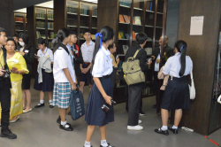บรรยากาศระหว่างการเยี่ยมชมหอสมุดรัฐสภาบริเวณชั้นหนังสือหายาก