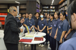 ผู้เยี่ยมชมให้ความสนใจรายงานการประชุมสภาผู้แทนราษฎร ครั้งที่ 1