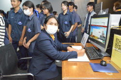 ตัวแทนคณะครู นักเรียน โรงเรียนราษฎร์บำรุงปทุมธานี จังหวัดปทุมธานี บันทึกความประทับใจในสมุดเยี่ยมชม