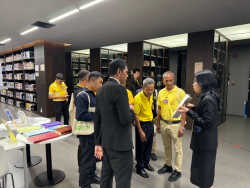 บรรณารักษ์บรรยายเกี่ยวกับรายงานการประชุมสภาผู้แทนราษฎร ครั้งที่ 1