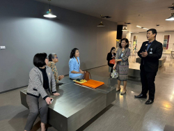 บรรณารักษ์หอสมุดกล่าวต้อนรับคณะวิทยากรในโครงการ Library Talk หัวข้อ พ.ร.บ. สมรสเท่าเทียบ แล้วอย่างไรต่อ?