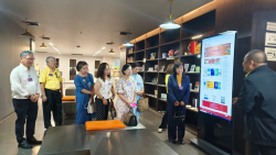 บรรณารักษ์หอสมุดกล่าวต้อนรับคณะผู้ประกอบการจังหวัดสมุทรปราการและจังหวัดพระนครศรีอยุธยา