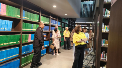 บรรณารักษ์หอสมุดนำชมทรัพยากรสารสนเทศ ประเภทรายงานการประชุมของวุฒิสภา