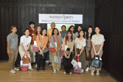 ทีมงานฝ่ายพัฒนาธุรกิจ จากการไฟฟ้านครหลวง สาขาย่อยเพลินจิต ถ่ายภาพบริเวณด้านหน้าหอสมุดรัฐสภา