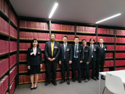 คณะผู้บริหารและคณาจารย์มหาวิทยาลัยอุบลราชธานี ถ่ายภาพบริเวณรายงานการประชุมสภาผู้แทนราษฎร