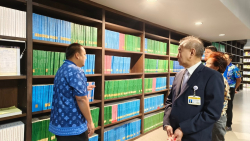 บรรณารักษ์นำชมสถาปัตยกรรมภายในหอสมุดรัฐสภา