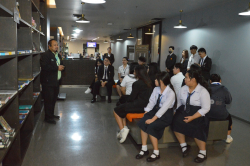 บรรณารักษ์หอสมุดกล่าวต้อนรับคณะนิสิต นักศึกษาที่เข้ารับการฝึกงานในสำนักงานเลขาธิการวุฒิสภา