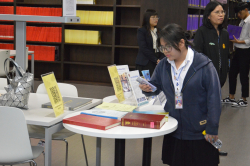 ผู้เข้าเยี่ยมชมให้ความสนใจรายงานการประชุมสภาผู้แทนราษฎร ครั้งที่ 1