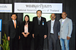 นายณัฏฐกฤษฎ์ วงศ์เจริญ รองเลขาธิการสภาผู้แทนราษฎร และคณะวิทยากร ถ่ายภาพบริเวณหน้าหอสมุดรัฐสภา