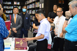 ผู้เยี่ยมชมให้ความสนใจรายงานการประชุมสภาผู้แทนราษฎร ครั้งที่ 1 