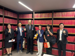 นายณัฏฐกฤษฎ์ วงศ์เจริญ รองเลขาธิการสภาผู้แทนราษฎร ถ่ายภาพร่วมกับคณะผู้เยี่ยมชม บริเวณรายงานการประชุมสภาผู้แทนราษฎร