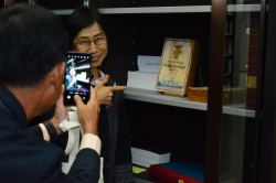 บรรยากาศระหว่างการเยี่ยมชมบริเวณหนังสือหายาก