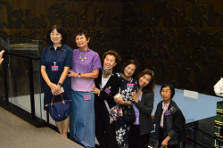 คณะผู้เข้าเยี่ยมชมถ่ายภาพเป็นที่ระลึกบริเวณชั้น 9 ลอย