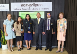 นายมงคล สุระสัจจะ ประธานวุฒิสภา ถ่ายภาพเป็นที่ระลึกร่วมกับเจ้าหน้าที่ประจำหอสมุดรัฐสภาบริเวณด้านหน้าหอสมุดรัฐสภา