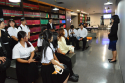 บรรณารักษ์หอสมุด กล่าวต้อนรับคณะผู้เข้าร่วมโครงการ Libary Talk เรื่อง "MOU 44 : ข้อเท็จจริงที่ประชาชนควรรู้"