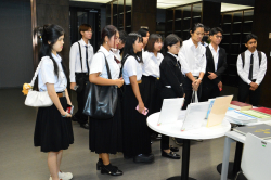 ผู้เยี่ยมชมให้ความสนใจรายงานการประชุมสภาผู้แทนราษฎร ครั้งที่ 1