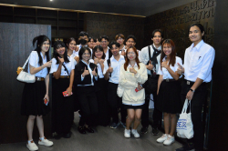 คณะผู้เข้าร่วมโครงการ Libary Talk เรื่อง "MOU 44 : ข้อเท็จจริงที่ประชาชนควรรู้" ถ่ายภาพเป็นที่ระลึกบริเวณชั้น 9 ลอย