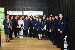 และคณะผู้บริหารศูนย์บรรณสารสนเทศ มหาวิทยาลัยหัวเฉียวเฉลิมพระเกียรติ ถ่ายภาพเป็นที่ระลึก บริเวณด้านหน้าหอสมุดรัฐสภา