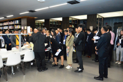 คณะผู้เยี่ยมชมฟังบรรยายเกี่ยวกับรายงานการประชุมสภาผู้แทนราษฎร ครั้งที่ 1 (2)